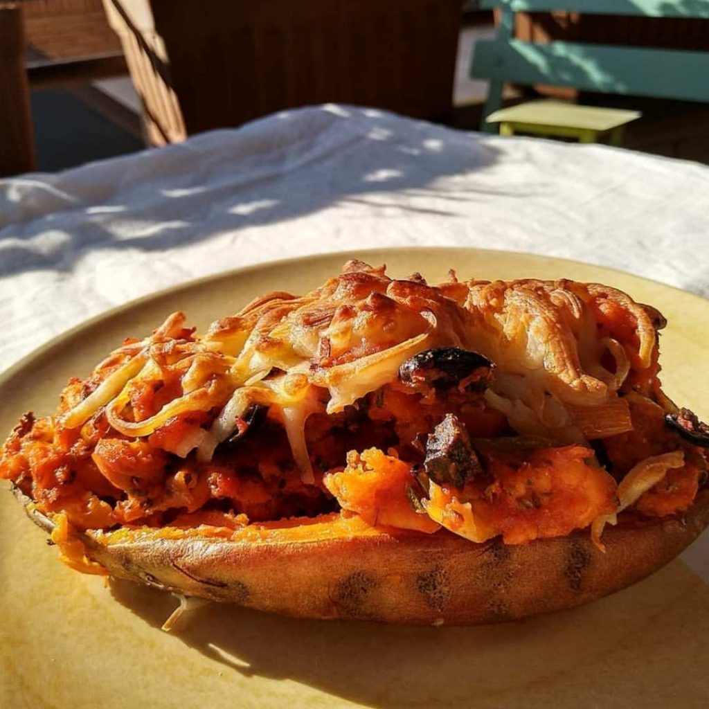 Patata rellena asada